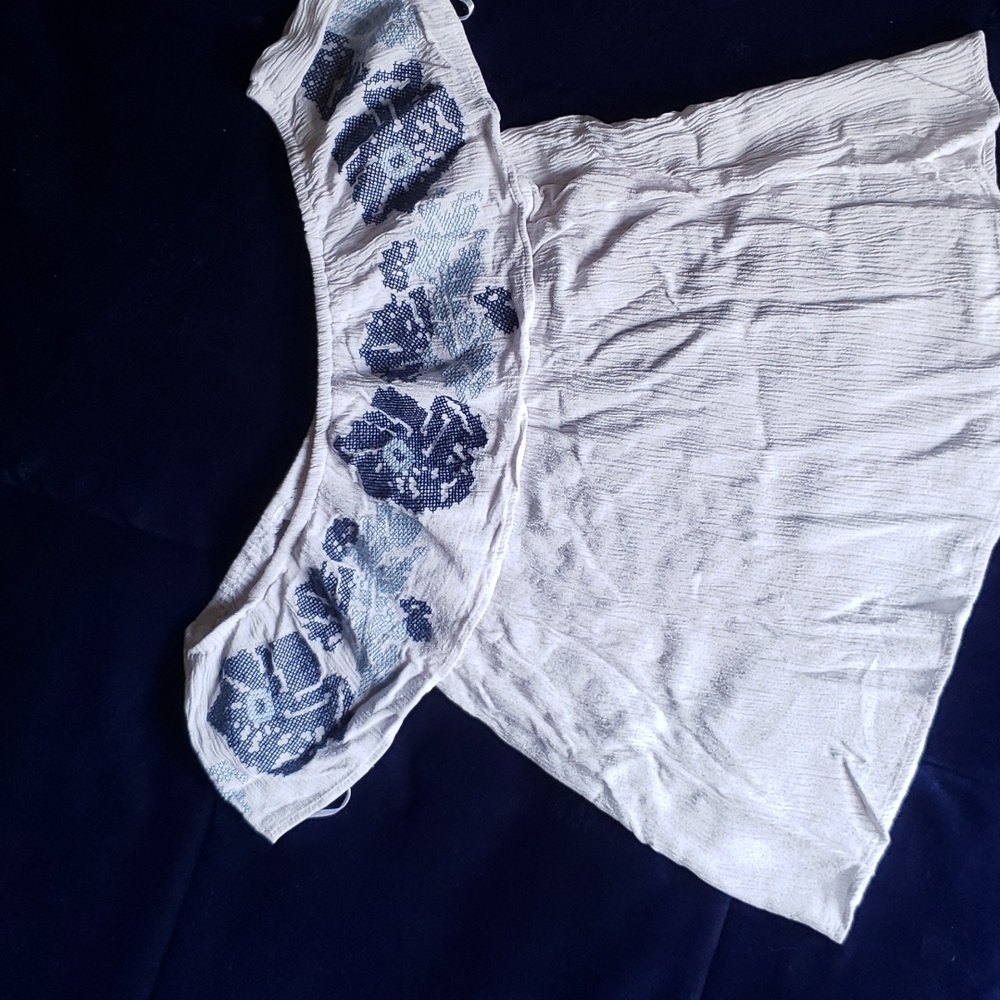 Lily White off-the-shoulder floral embroidered top